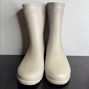 Hunter Women's Refined Short Waterproof Rain Boot in Beige Size 9